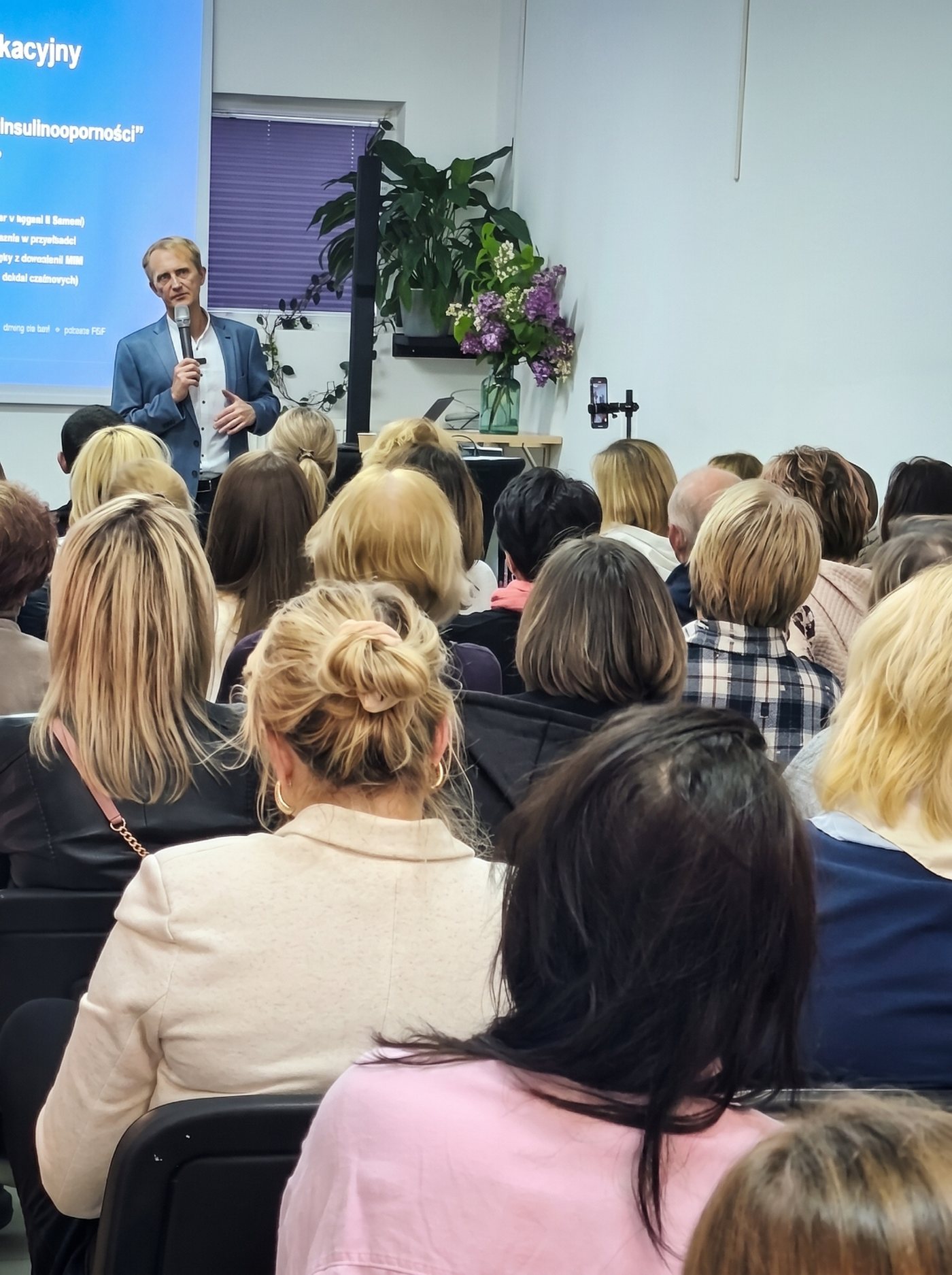 Dr Jerzy Lewko prowadzi wykład o insulinooporności przed pełną salą słuchaczy